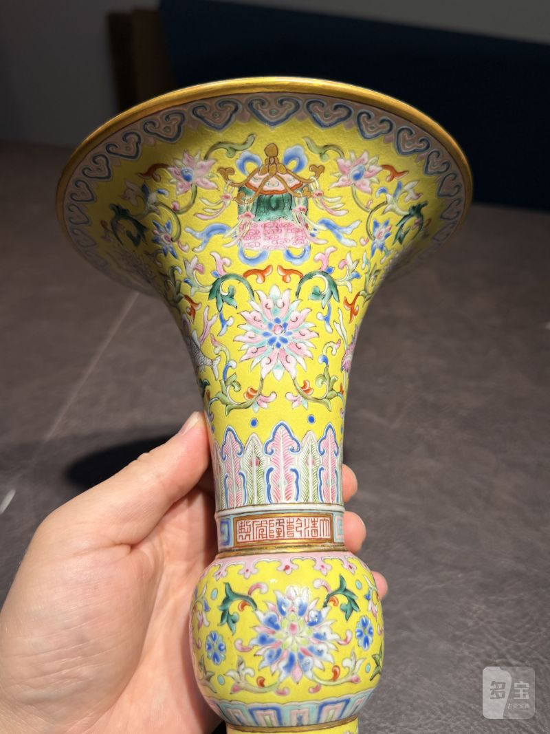 清乾隆 黄地洋彩缠枝莲托八宝纹花觚 - 图13